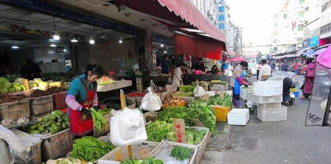 澳门沙金(中国)在线平台菜市场买菜菜贩为何总是给菜喷水？原来不是为了保鲜……(图6)