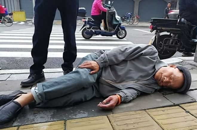 澳门沙金老人摔倒无人扶最终死亡家属将路人告上法庭法院这样宣判(图3)