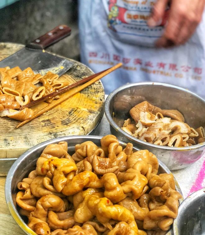 澳门沙金25年的老字号肥肠重庆大石坝的著名路边摊新鲜现煮、卤香四溢(图2)