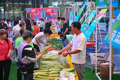 澳门沙金“背篓专线”进商圈观音桥“农夫鲜市”开张！记者打探“一手新鲜”(图2)