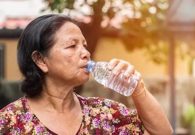 澳门沙金(中国)在线平台故事：三姑走后姑父住我家26年离世留下一麻花袋打开瞬间泪(图2)