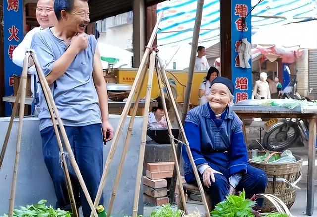 澳门沙金(中国)在线平台回顾：为什么现在人宁愿跑到超市买菜也不买街边老人的菜？(图3)