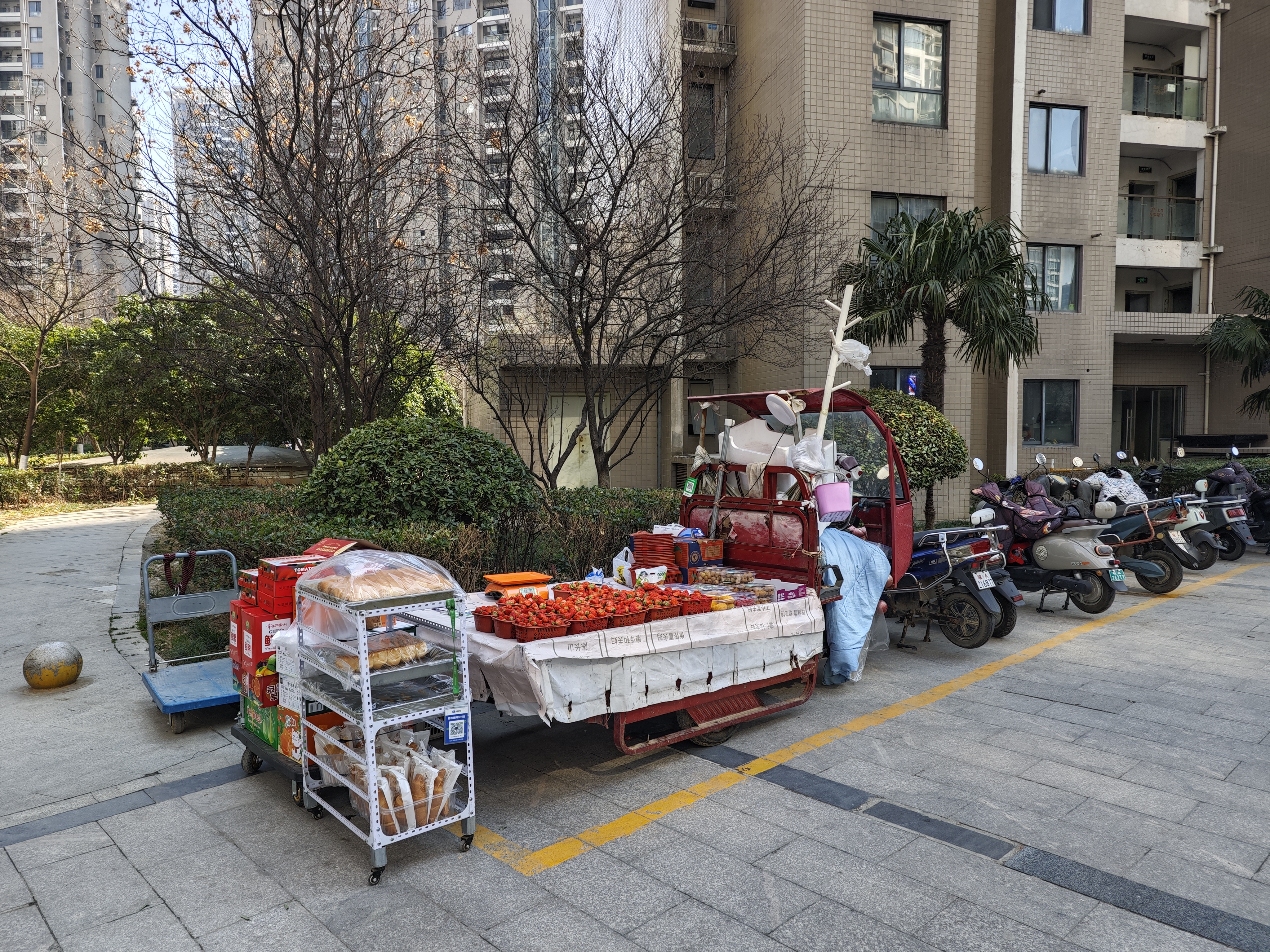 澳门沙金(中国)在线平台货物堆积在楼道、水果摊开进小区内部 合肥一小区物业回应：(图2)